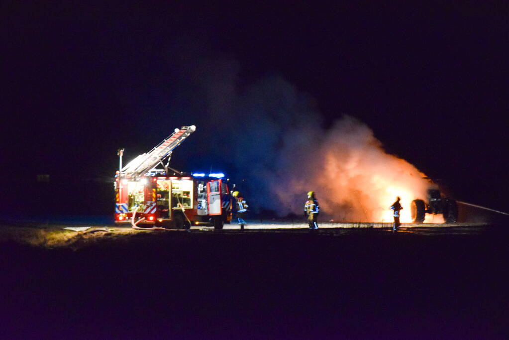 Landbouwvoertuig uitgebrand in weiland