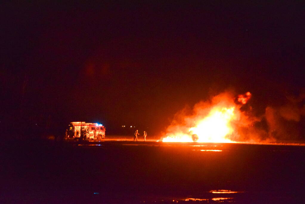 Landbouwvoertuig uitgebrand in weiland