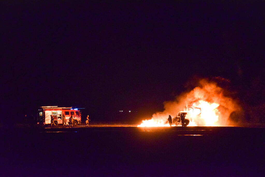 Landbouwvoertuig uitgebrand in weiland