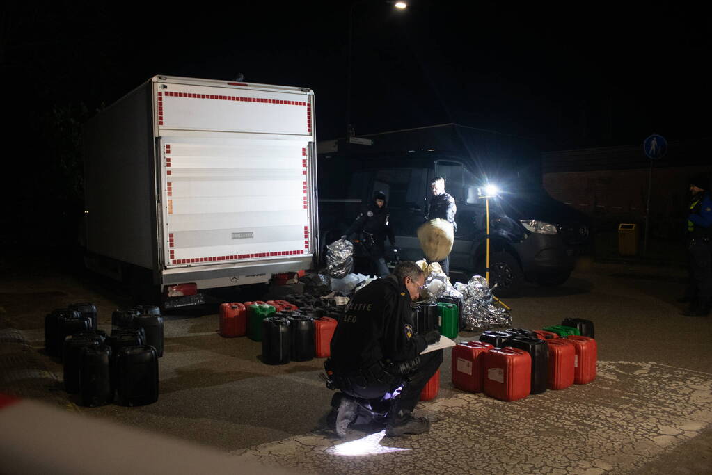 Twee bakwagens vol met verdachte jerrycans aangetroffen