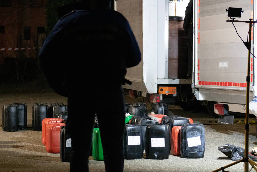 Twee bakwagens vol met verdachte jerrycans aangetroffen