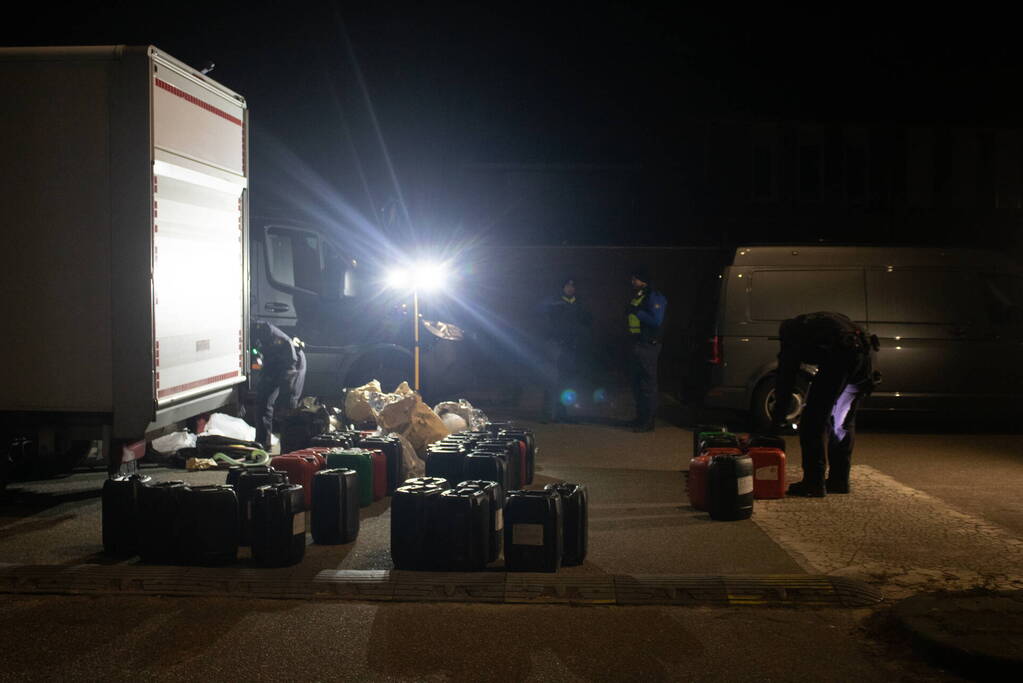 Twee bakwagens vol met verdachte jerrycans aangetroffen