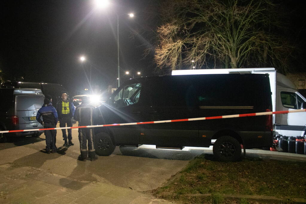 Twee bakwagens vol met verdachte jerrycans aangetroffen