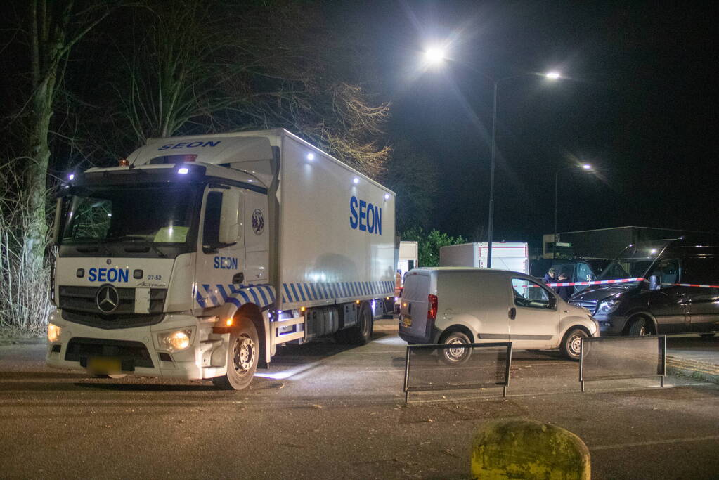 Twee bakwagens vol met verdachte jerrycans aangetroffen