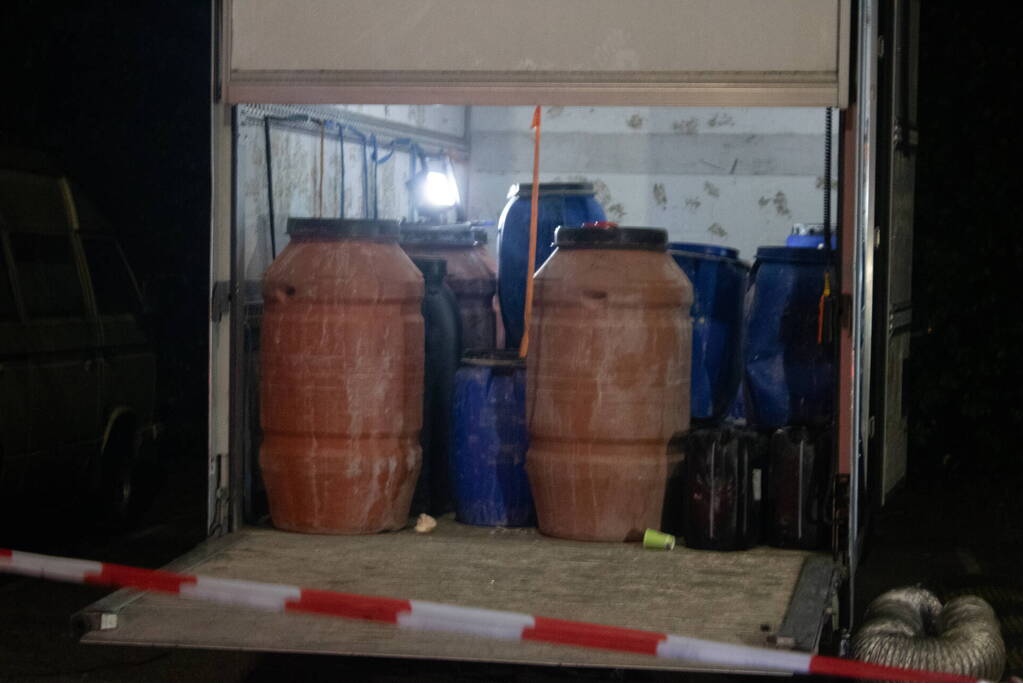 Twee bakwagens vol met verdachte jerrycans aangetroffen