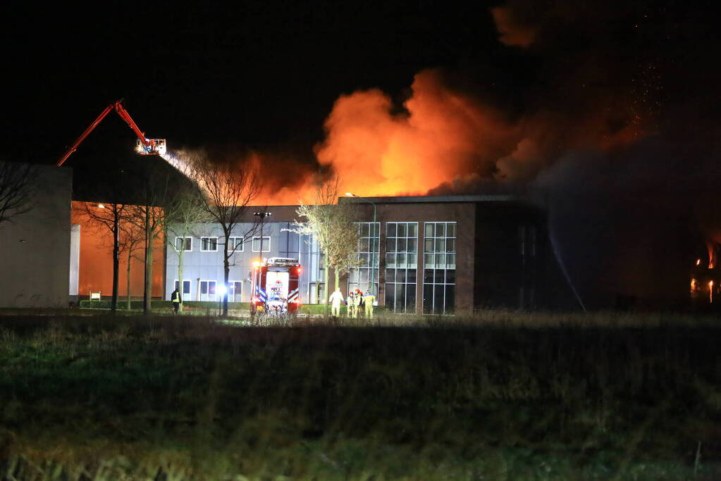 Uitslaande brand in bedrijfspand