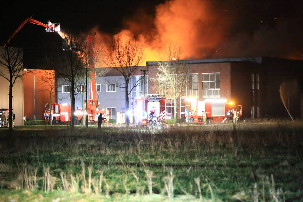 Uitslaande brand in bedrijfspand