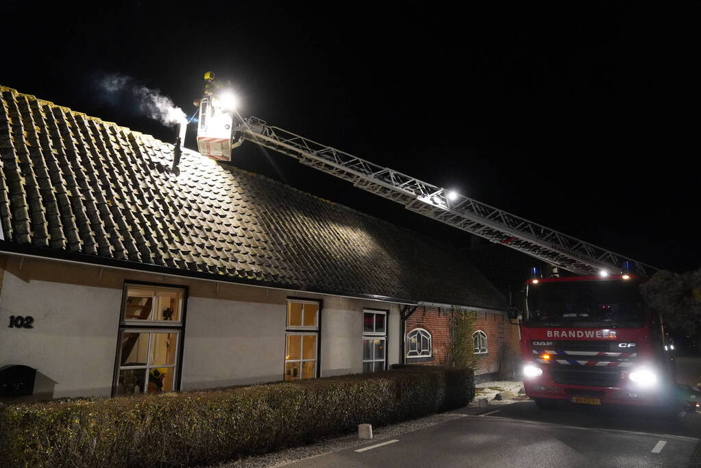 Brandweer blust schoorsteenbrand