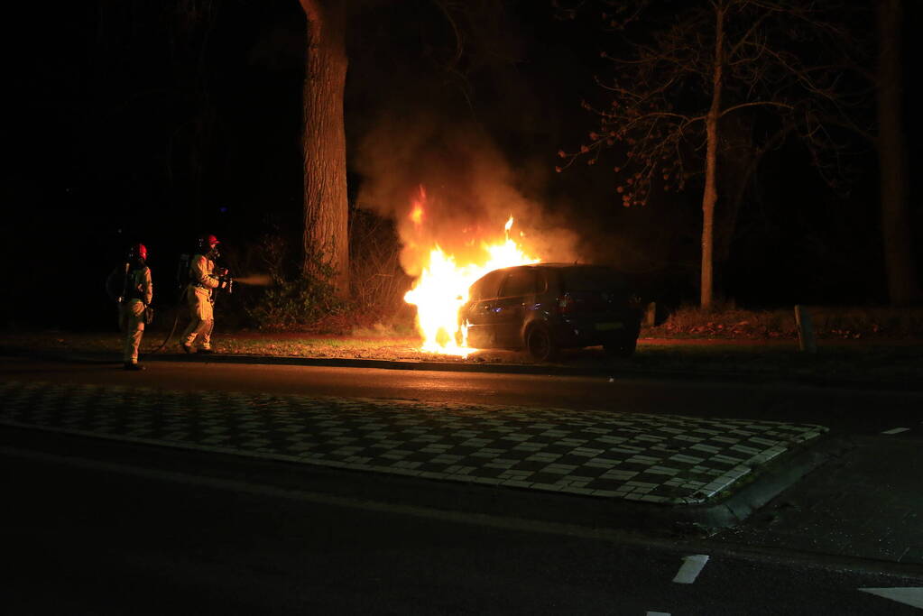 Auto vliegt tijdens het rijden plotseling in brand