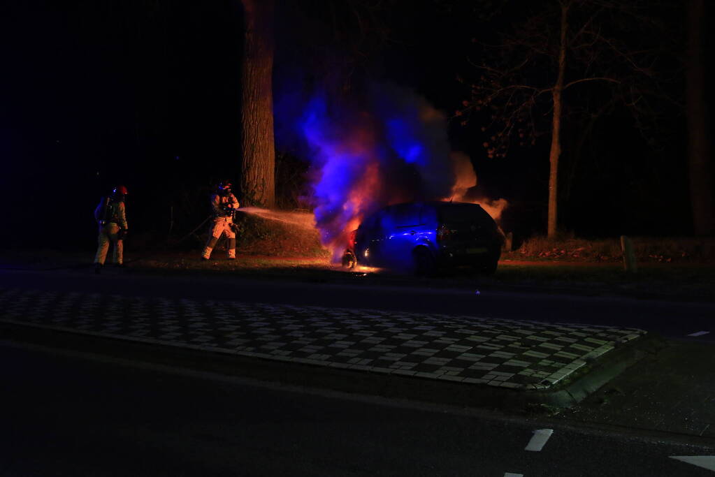 Auto vliegt tijdens het rijden plotseling in brand