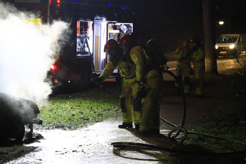 Auto vliegt tijdens het rijden plotseling in brand