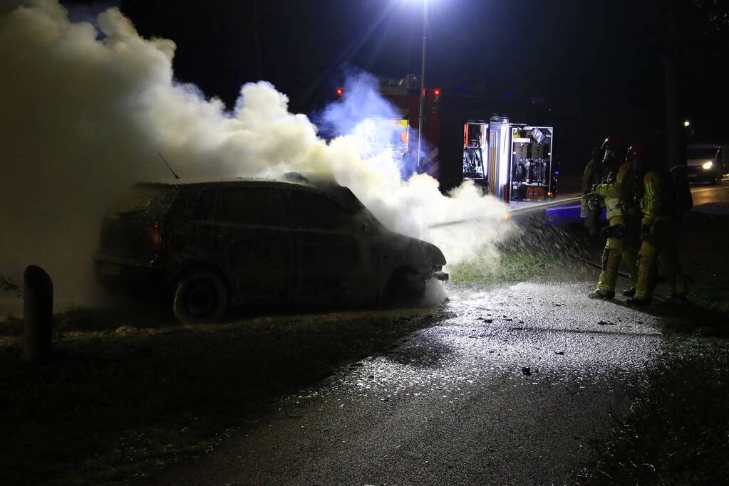 Auto vliegt tijdens het rijden plotseling in brand