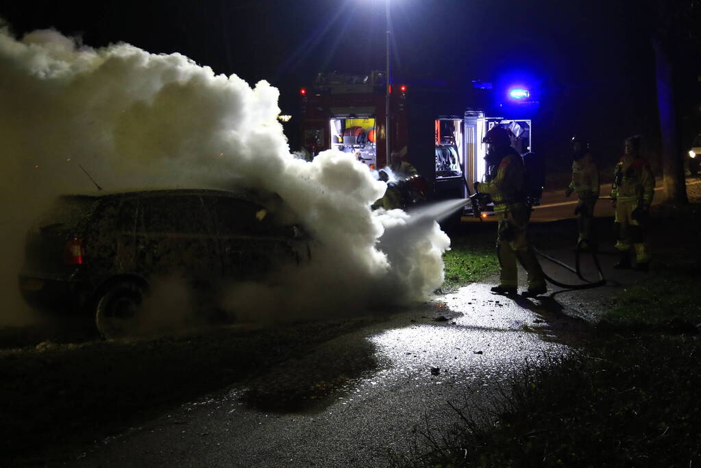 Auto vliegt tijdens het rijden plotseling in brand