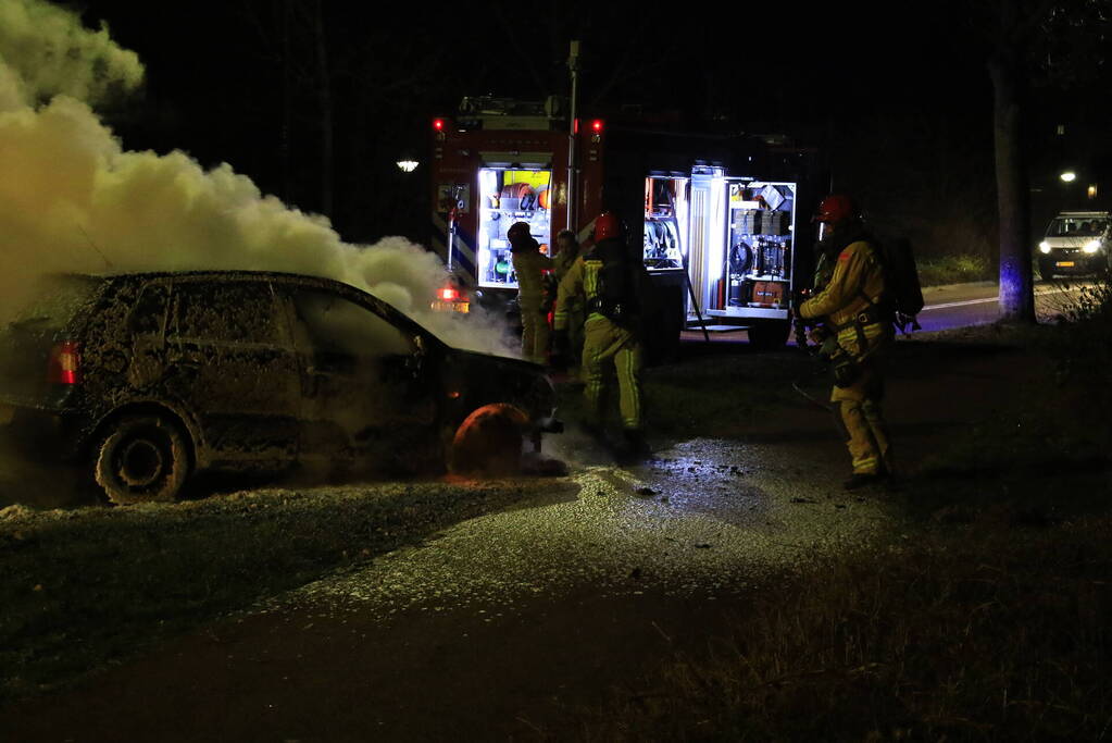 Auto vliegt tijdens het rijden plotseling in brand