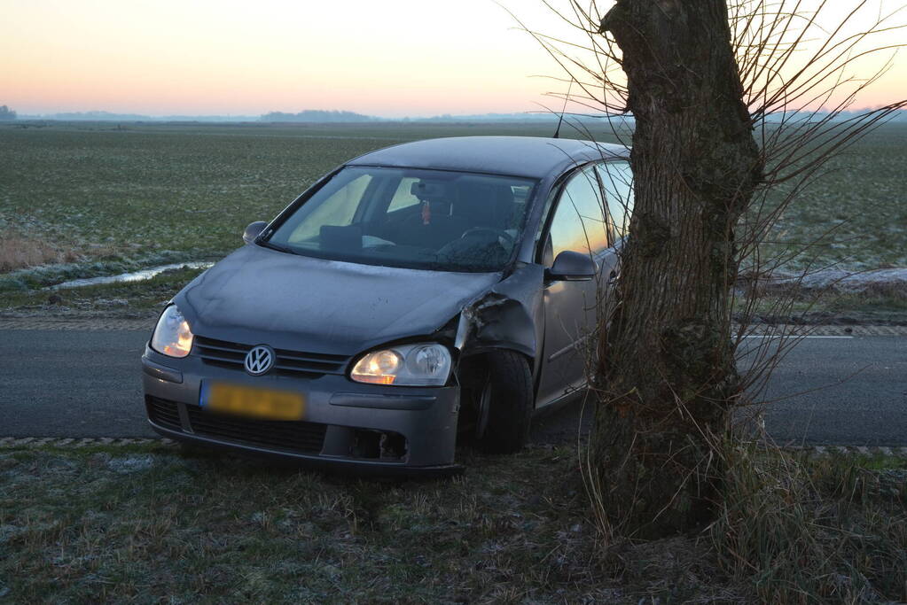 Automobilist belandt tegen boom