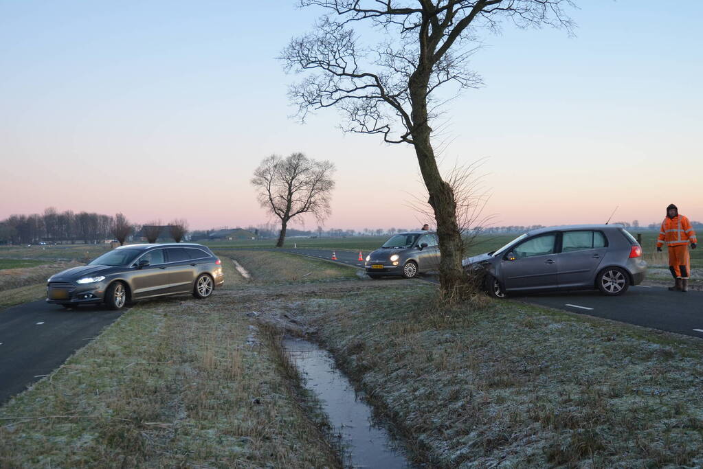 Automobilist belandt tegen boom