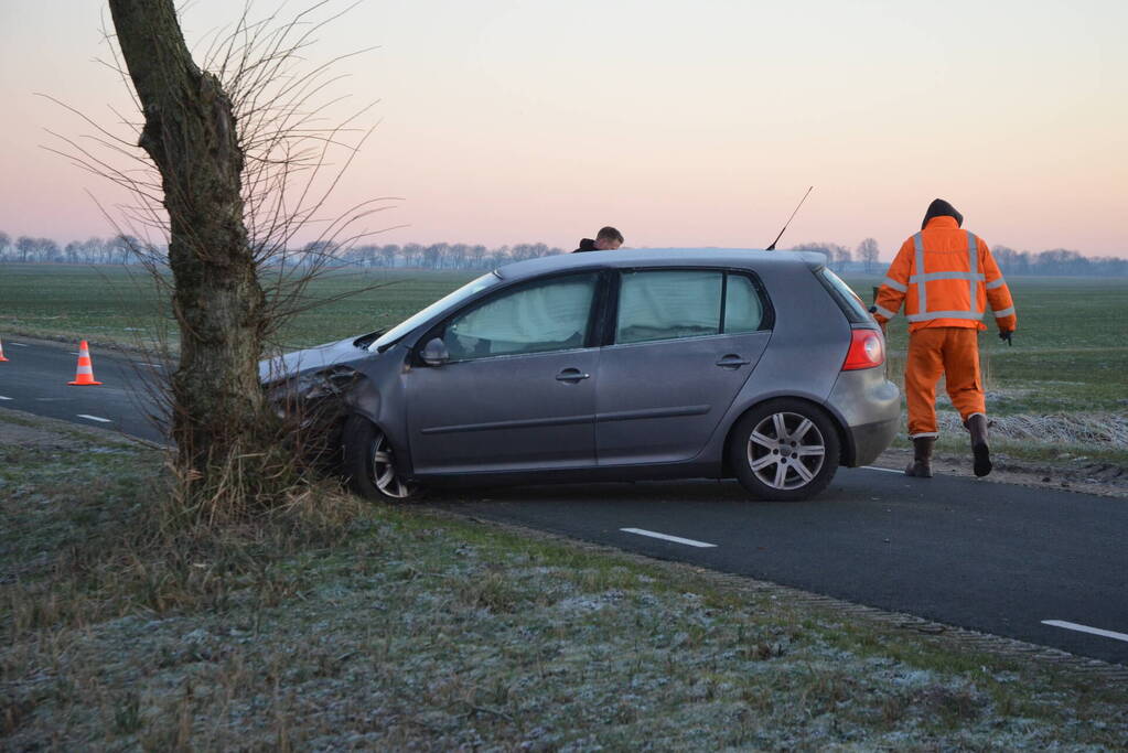 Automobilist belandt tegen boom