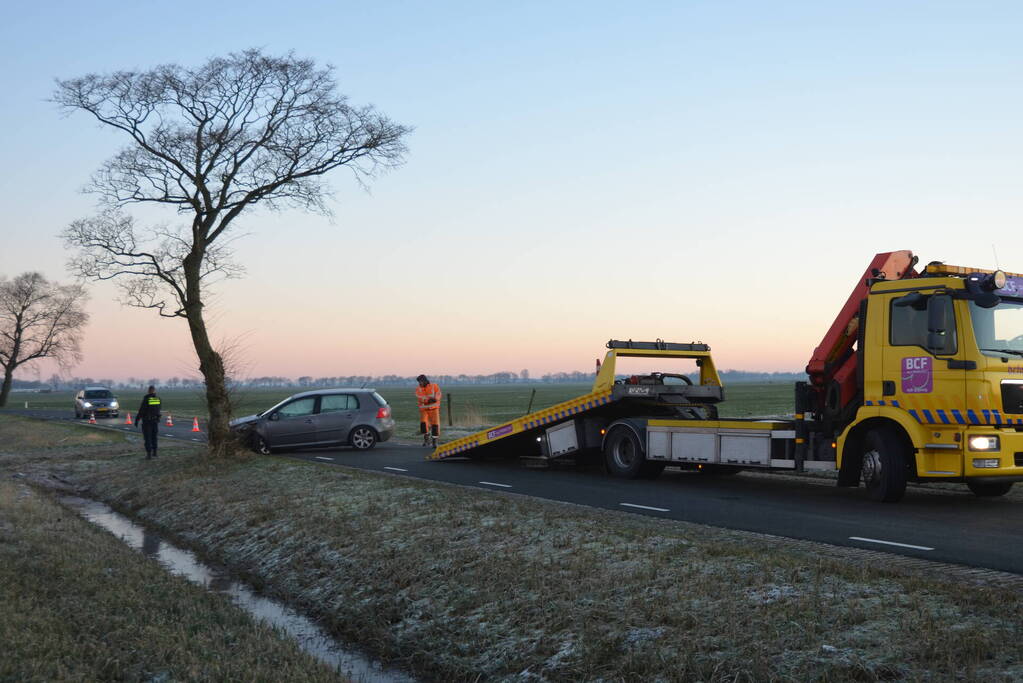 Automobilist belandt tegen boom