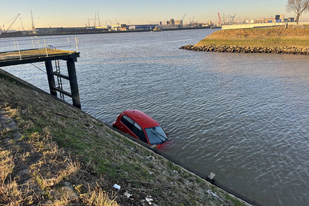 Hulpdiensten ingezet voor auto te water