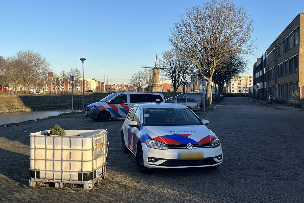 Hulpdiensten ingezet voor auto te water