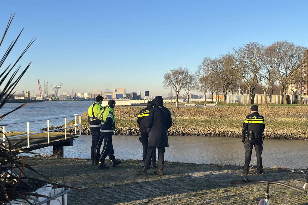 Hulpdiensten ingezet voor auto te water