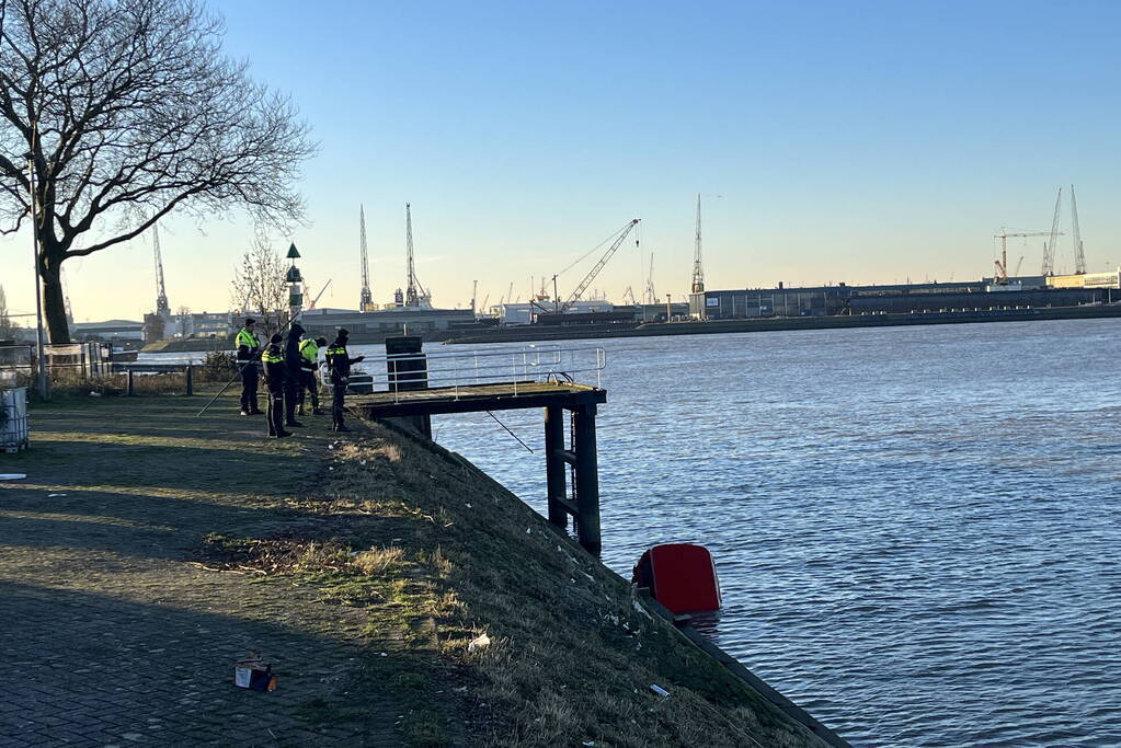 Hulpdiensten ingezet voor auto te water