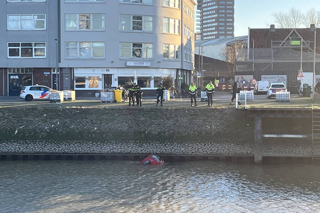 Hulpdiensten ingezet voor auto te water