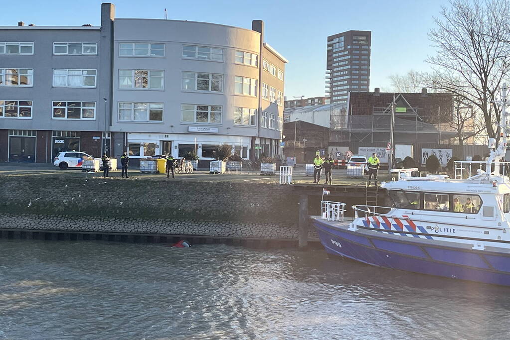 Hulpdiensten ingezet voor auto te water