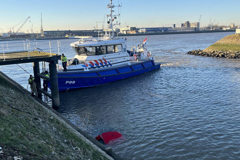 Hulpdiensten ingezet voor auto te water