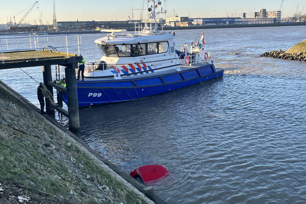 Hulpdiensten ingezet voor auto te water