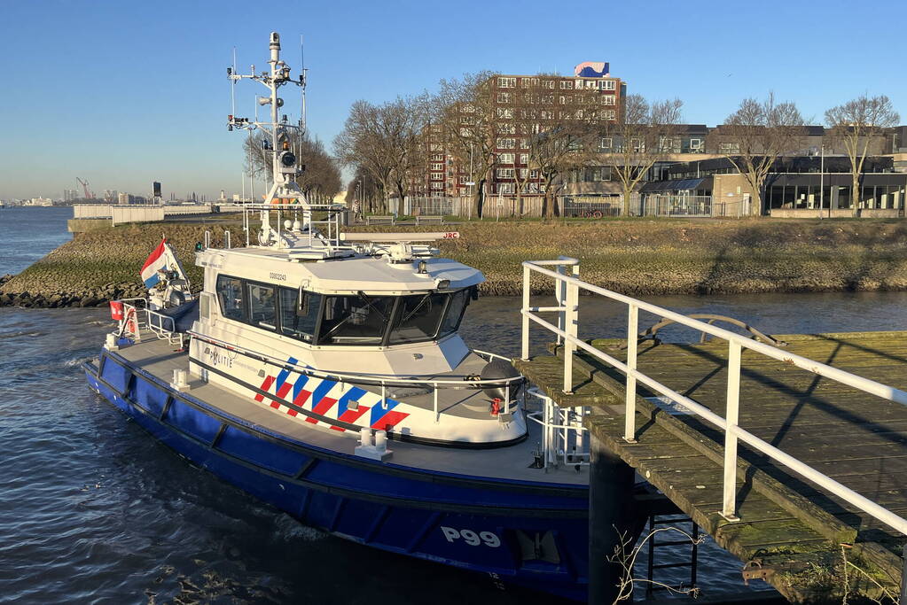 Hulpdiensten ingezet voor auto te water