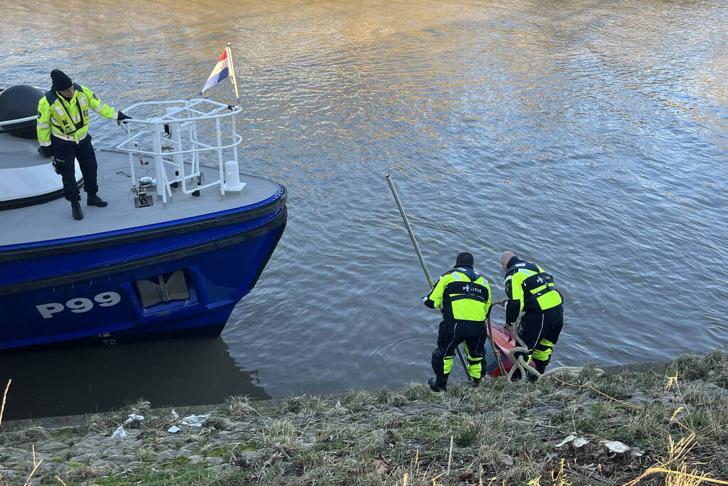 Hulpdiensten ingezet voor auto te water