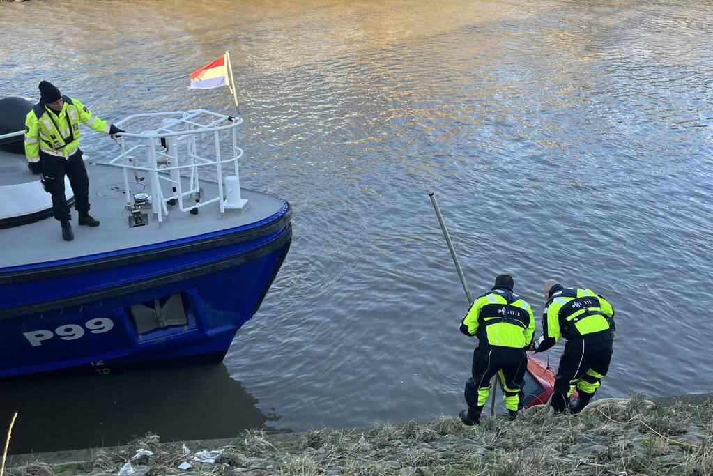 Hulpdiensten ingezet voor auto te water