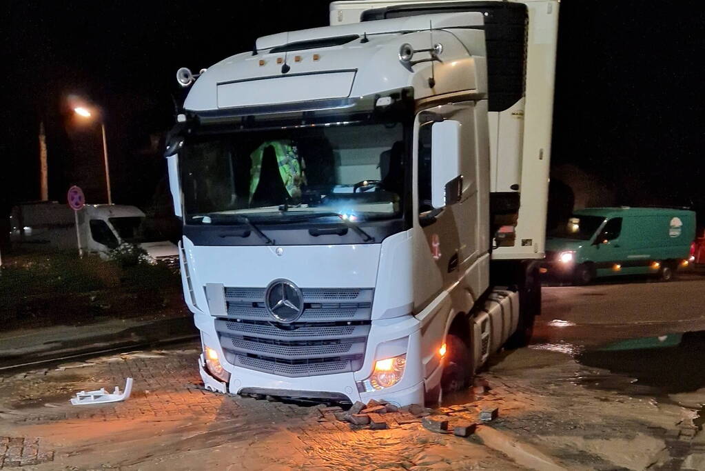 Vrachtwagenchauffeur rijdt sinkhole in