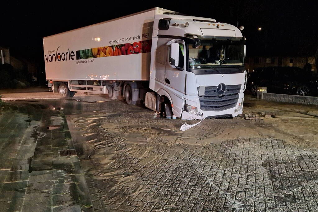 Vrachtwagenchauffeur rijdt sinkhole in