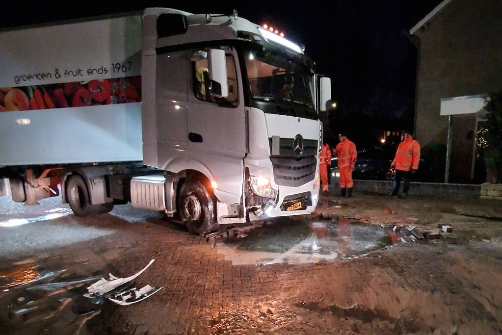 Vrachtwagenchauffeur rijdt sinkhole in