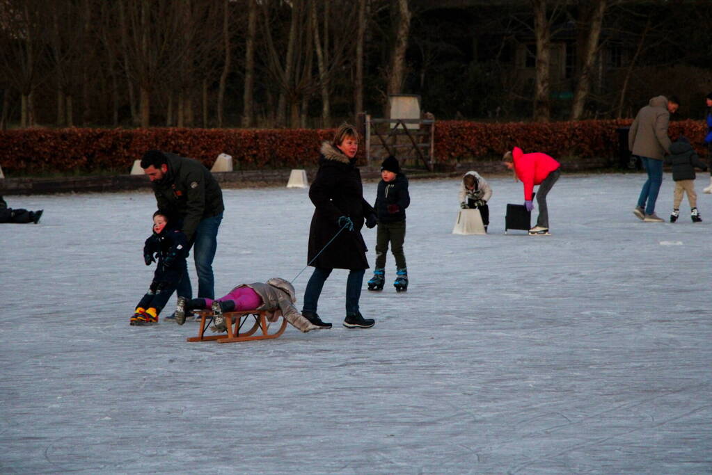 Veel schaatspret bij ondergespoten paardenbak