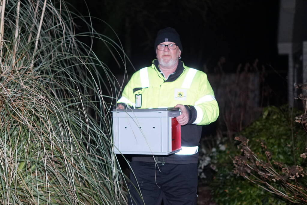 Eenden van het ijs gered door brandweer