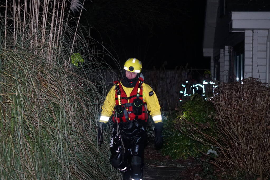 Eenden van het ijs gered door brandweer