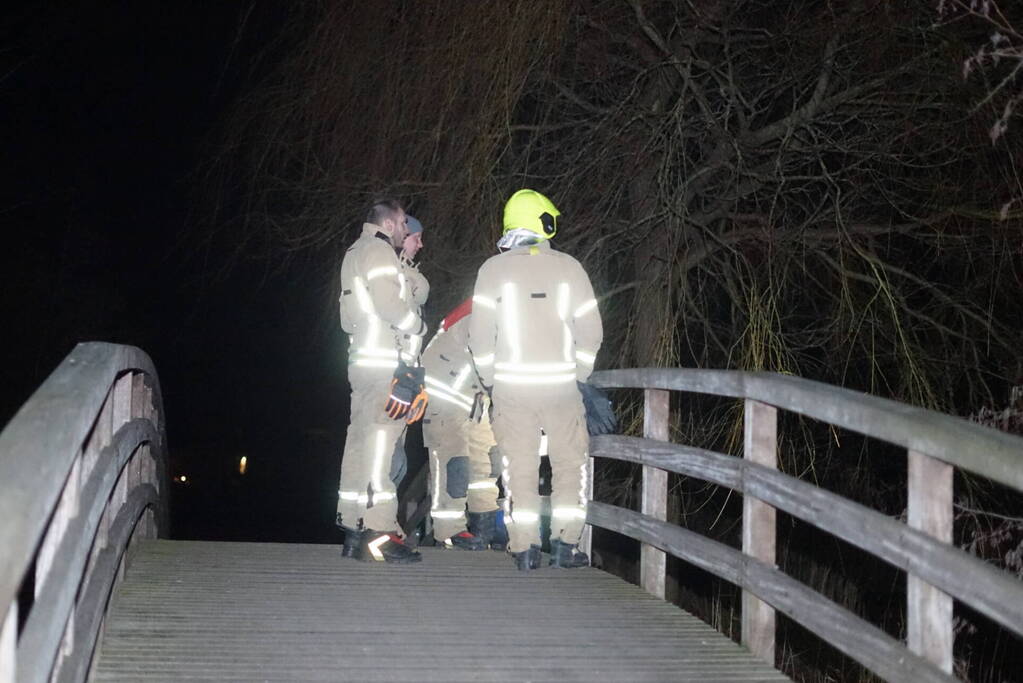 Eenden van het ijs gered door brandweer