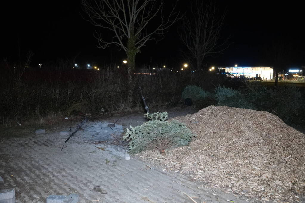 Kerstboom in brand gestoken