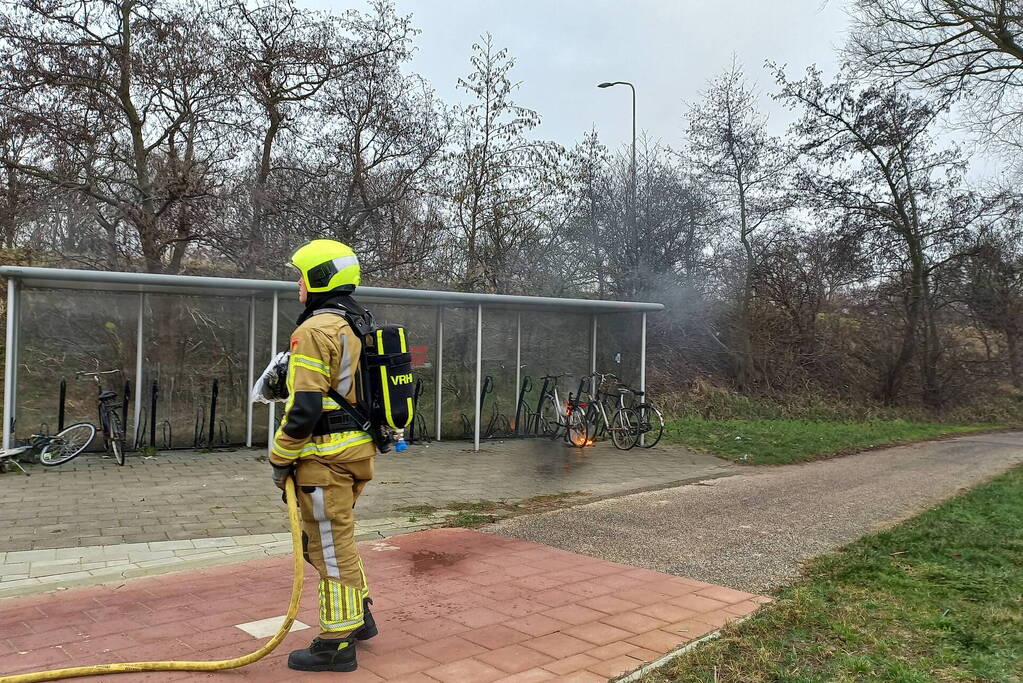 Brandweer blust brandende fiets