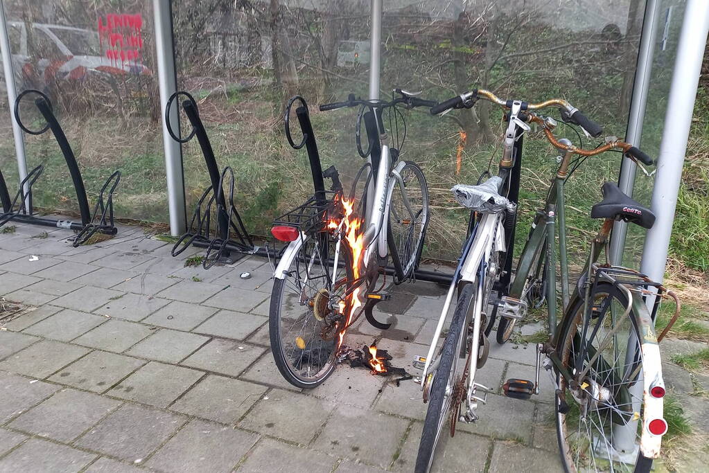 Brandweer blust brandende fiets