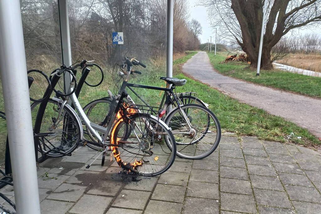 Brandweer blust brandende fiets