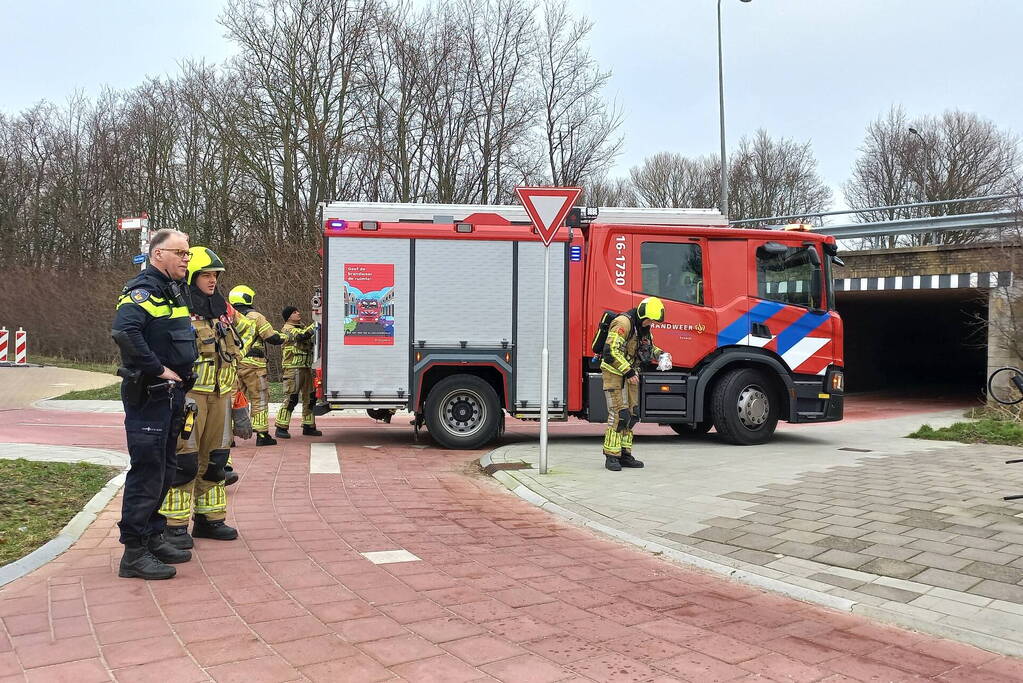 Brandweer blust brandende fiets