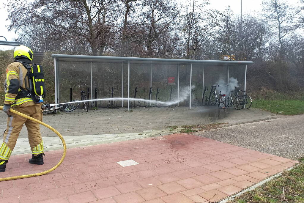 Brandweer blust brandende fiets