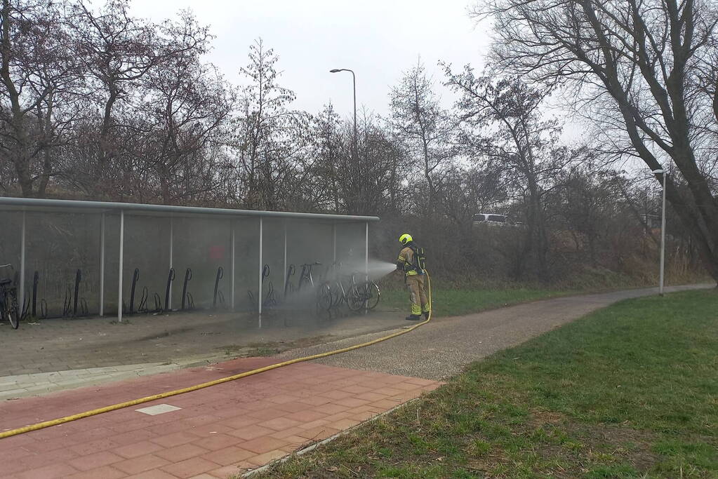 Brandweer blust brandende fiets