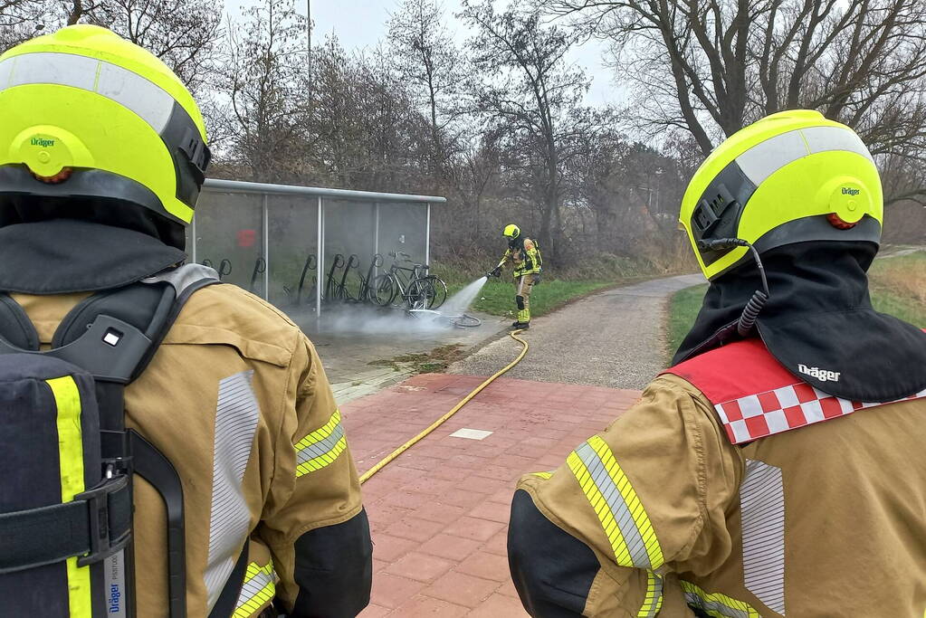 Brandweer blust brandende fiets