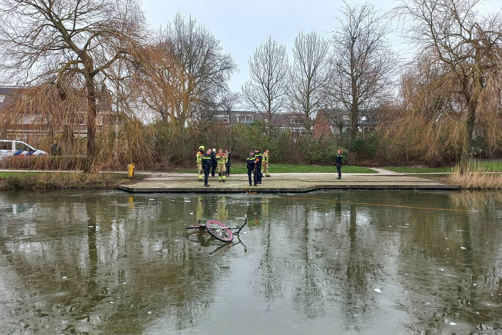 Fiets op ijs zorgt voor brandweerinzet