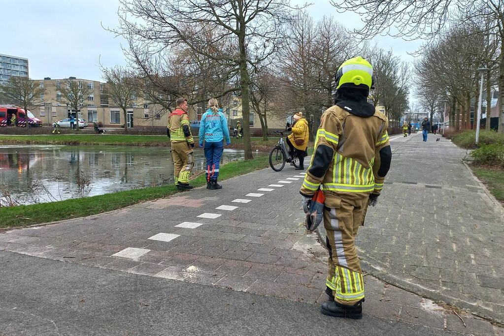 Fiets op ijs zorgt voor brandweerinzet